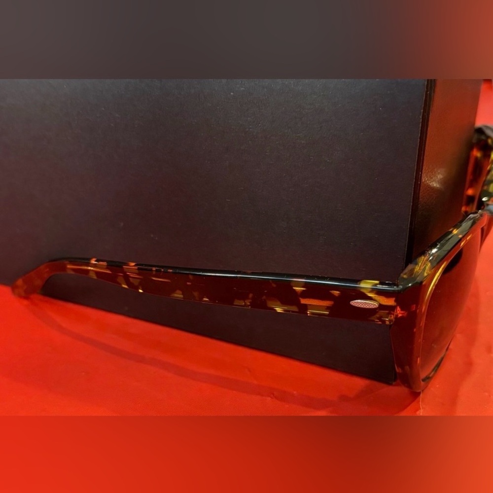 BARTON PERREIRA Tortoise Shell
Sunglasses Case & Magnetic closure w/Cardholder - Picture 13 of 15